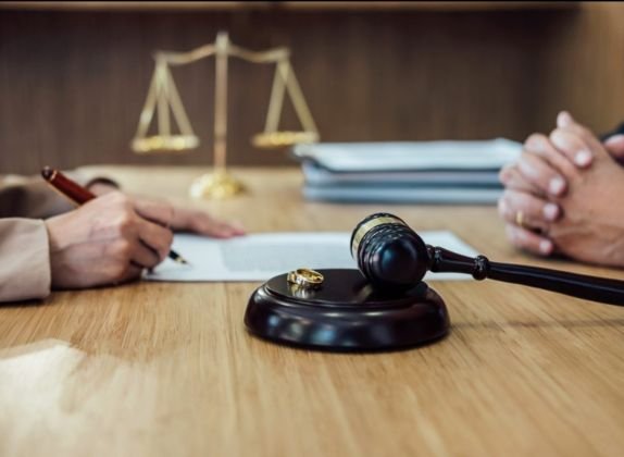 demanda de divorcio con orden de alejamiento
